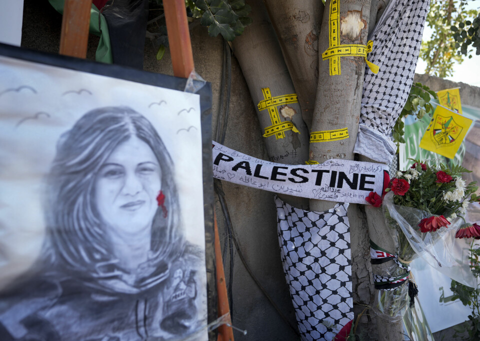 Gul tape markerer kulehull etter at den palestinsk-amerikanske Al-Jazeera-journalisten Shireen Abu Akleh ble skutt og drept i mai i fjor på Vestbredden.