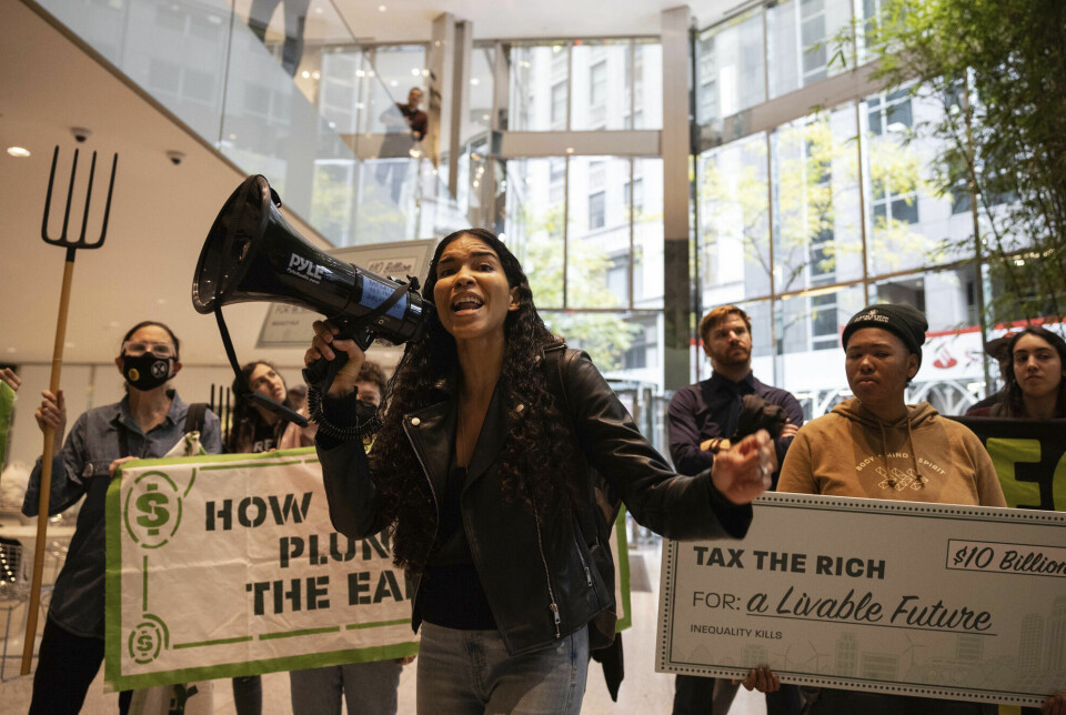 Klimaaktivister under en aksjon mot hovedkvarteret til selskapet BlackRock i New York 26. oktober. Økt selskapsskatt for å finansiere klimatiltak var ett av kravene.