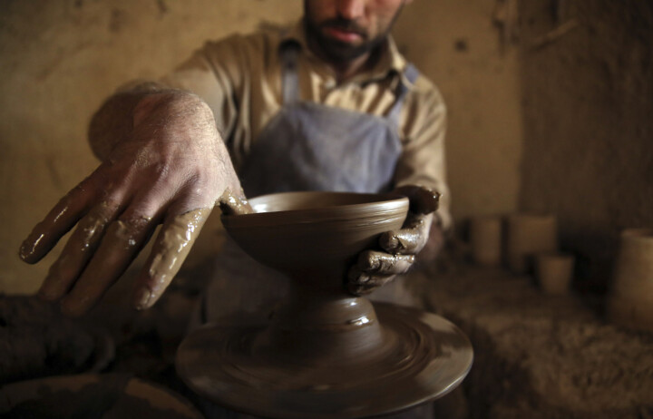 Byen Istalif, nord for Afghanistans hovedstad Kabul, er kjent for sin keramikkproduksjon. Her er keramiker Noor Ahmad (31) fotografert mens han lager en skål i verkstedet i butikken sin i 2015.