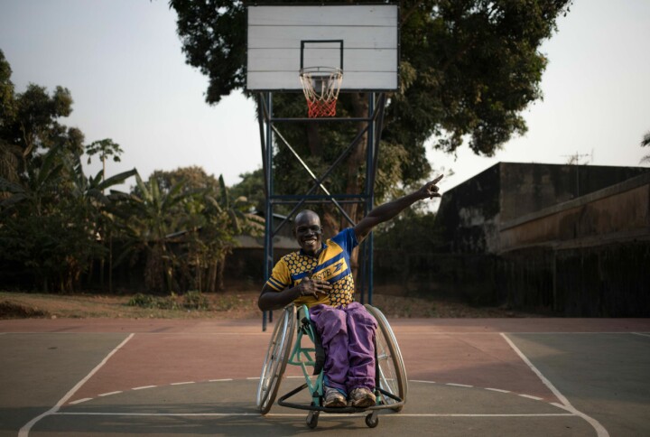 Idriss fra Den sentralafrikanske republikk er basketballtrener selv om han sitter i rullestol. – Ikke bare er det moralsk riktig å støtte hjelpemiddelproduksjon, distribusjon og relevante tjenester, det er også smart, skriver Ivar Evensmo.