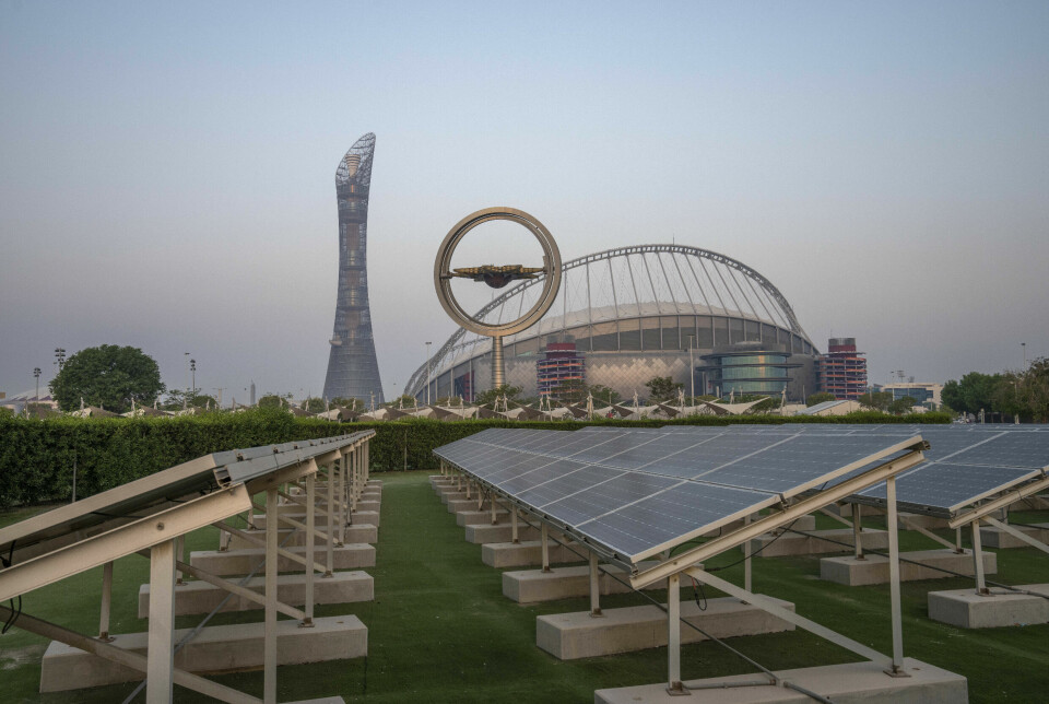 Solcellepaneler foran Khalifa stadion, Qatars nasjonalstadion, som er én av åtte stadioner det blir spilt kamper på under VM. Arrangørene av har sagt at årets VM vil være fotballens første «karbonnøytrale» begivenhet av sitt slag.