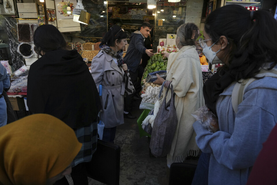 Iranske kvinner er på handletur i et marked nord i Teheran. Kvinnene går uten de obligatoriske islamske hodeskjerfene – en klar protest mot regimet.