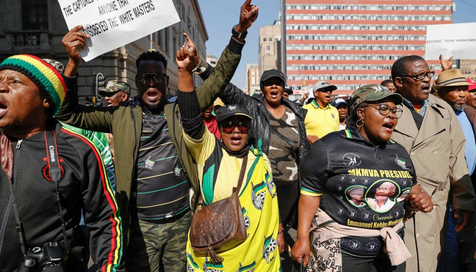 Misfornøyde med blant annet høye drivstoffpriser og planlagte strømkutt krevde demonstranter i Johannesburg 15. juli at Sør-Afrikas president Cyril Ramaphosa (ANC) skulle gå av med øyeblikkelig virkning.