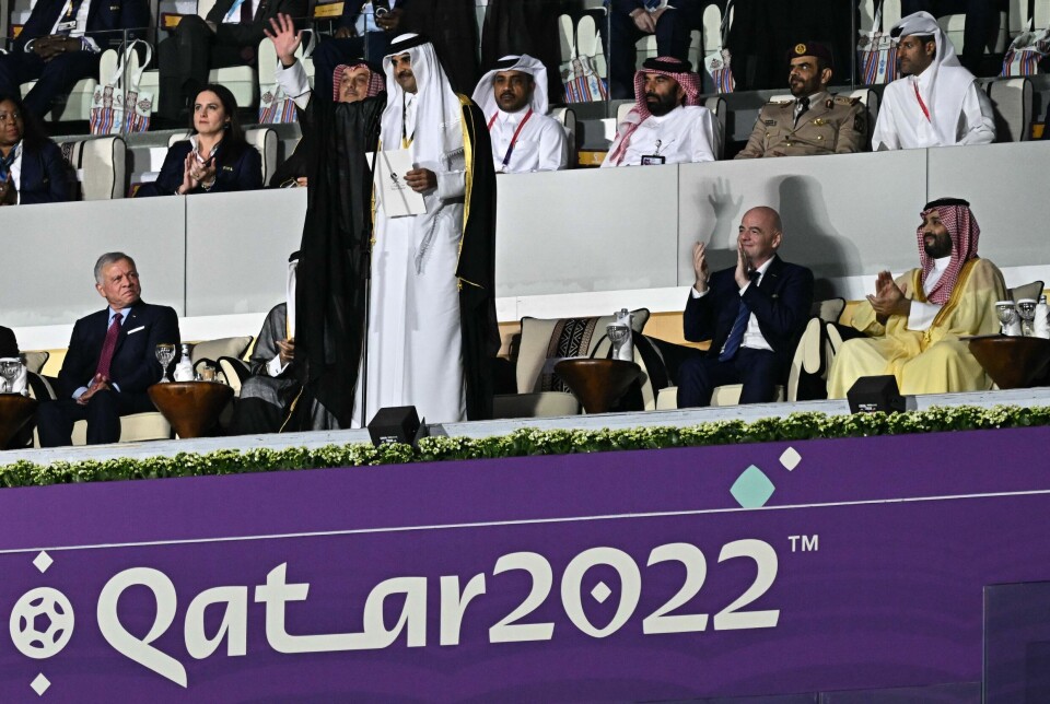 Under åpningsseremonien satt FIFA-president Gianni Infantino mellom Qatar's emir, Sheikh Tamim bin Hamad al-Thani (stående) og Saudi-Arabias kronprins Mohammed bin Salman (t.h) som CIA beskylder for å ha beordret drapet på journalisten Jamal Khashoggi.