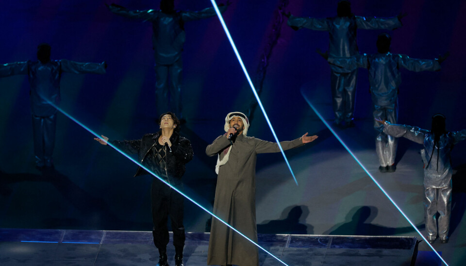 Den sørkoreanske popartisten Jung Kook og den qatariske sangeren Fahad al-Kubaisi opptrådde sammen under åpningsseremonien for Fotball-VM i Qatar.