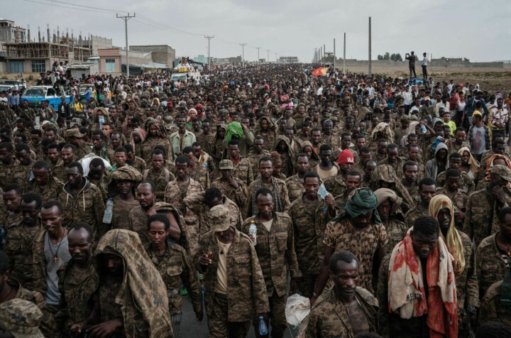 Etiopiske soldater på vei mot Mekele, regionhovedstaden i Tigray, juni 2021. Etter to år med krig i Nord-Etiopia, har myndighetene i Etiopia og TPLF inngått en fredsavtale. Men fredsavtalen sier ikke noe om at soldater fra nabolandet Eritrea skal trekke seg ut fra Tigray, og tilstrekkelig med nødhjelp har ennå ikke kommet inn i regionen.