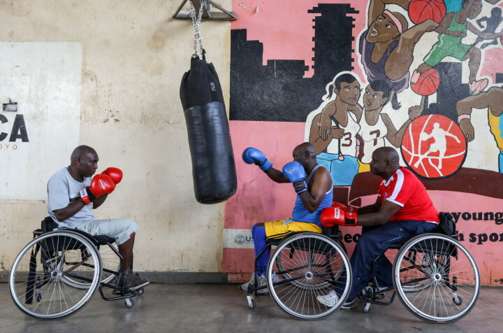 Tre kenyanske paraboksere fra Westie Paraboxing Club på trening i Nairobi. Bokseklubben ønsker å sette søkelyset på de utfordringene personer med funksjonsnedsettelse møter i det kenyanske samfunnet.