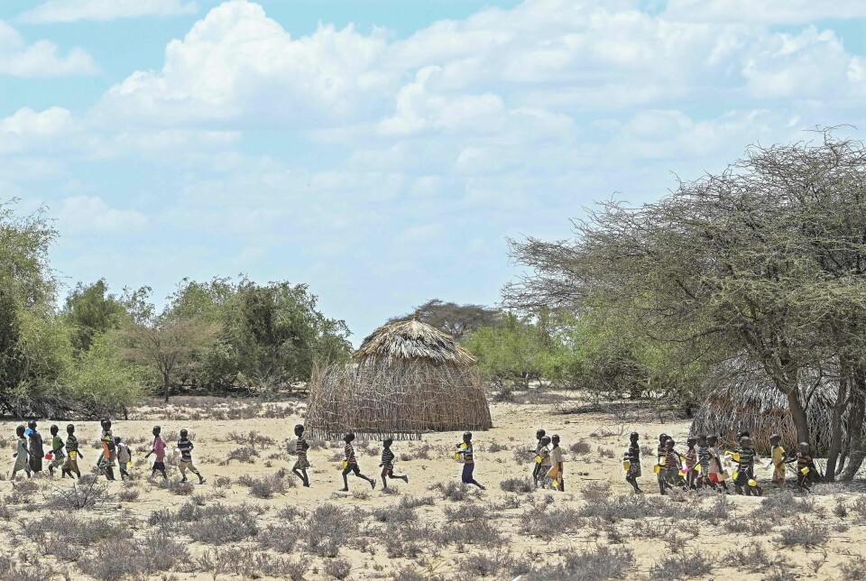 Barn fra Turkana-området i Kenya på vei for å hente lunsjrasjoner utdelt av Unicef i oktober i år. Afrikas Horn opplever den verste tørken på over 40 år og millioner av barn har behov for mathjelp.