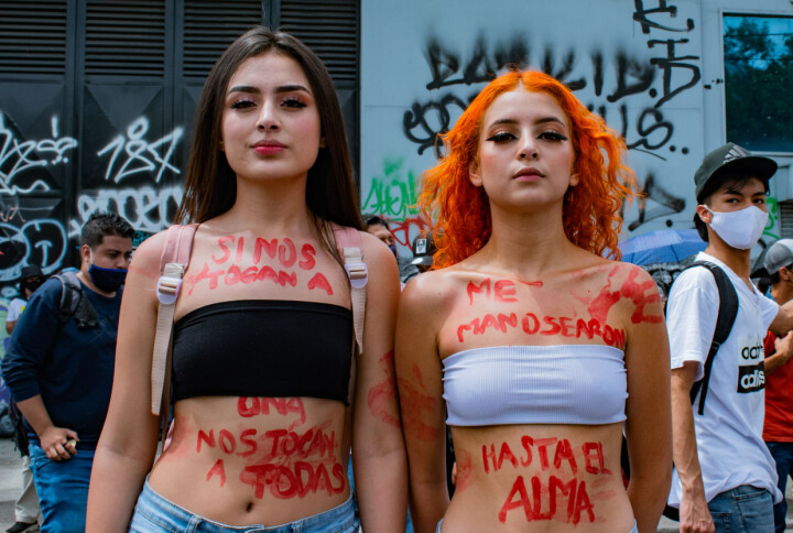 To av kvinnene som demonstrerte for å få slutt på politivolden etter at det ble kjent at politiet hadde voldtatt en mindreårig i Popayan, Colombia, i 2021.