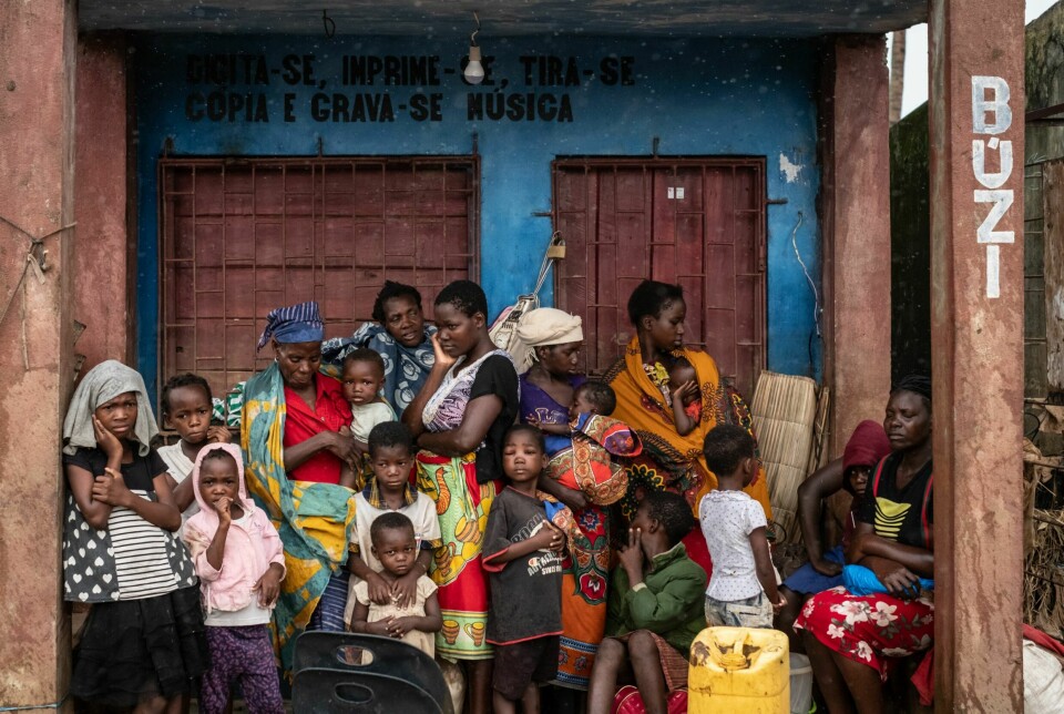 Kvinner og barn søkte ly for regnet i Buzi-distriktet, Mosambik, da den dødelige syklonen Idai herjet i 2019. I Norges langsiktige klima- og miljøarbeid er det viktig at ikke likestillingsanalysene og -perspektivene glemmes, mener Joar Svanemyr og Kristin Hetle. Foto: Yauyoshi Chiba / AFP / NTB
