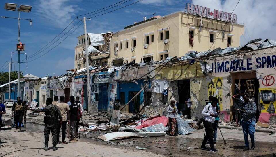 Terror fra ekstremisgrupper om Al-Sahbaab skjer jevnlig i Somalia. Fredsaktivist Ilwad Elman mener det er viktig at voldelig ekstremisme forebygges gjennom helhetlig innsats og ikke bare bekjempes militært. Bildet er fra angrepet på Haytat Hotel i Mogadishu i august i år. En gruppe med bånd til Al-Qaeda sto bak angrepet som kostet minst 13 mennesker livet. Foto: Hassan Ali Elmi / AFP / NTB