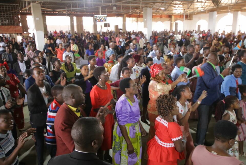 Hundrevis av mennesker deltar på bønnemøte med «Profet Gondwe».