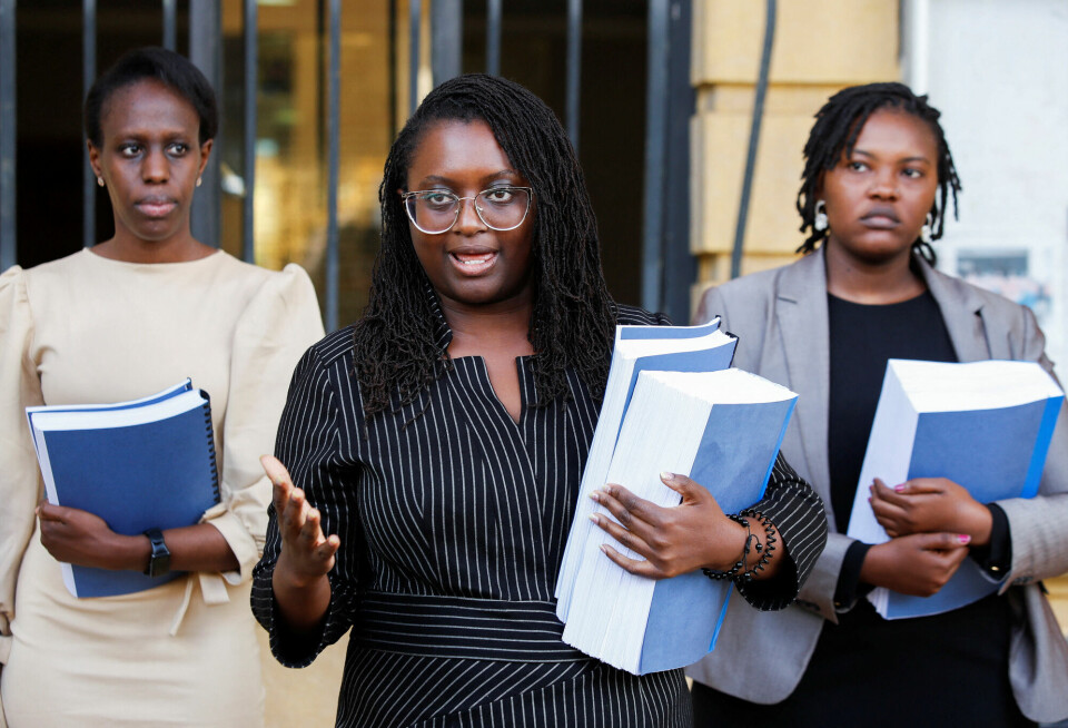 De kenyanske juristene Valerie Omari, Mercy Mutemi og Damaris Mutemi uttaler seg til pressen 14. desember i år etter at de har gått til retten med et søksmål mot Facebooks eierselskap Meta på vegne av sine klienter. Søksmålet er reist for en domstol i Kenyas hovedstad Nairobi, og begrunnes med at Metas regionkontor for Afrika ligger i byen. Foto: Monicah Mwangi / Reuters / NTB
