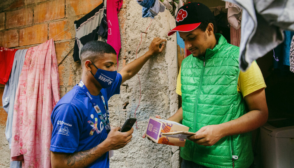 Douglas Santos leverer pakker på døra i favelaen Paraisópolis i São Paulo, Brasil. Dit andre selskaper ikke turte å frakte varene sine bringer nå en lokal gründer tusenvis av pakker i året, ved hjelp av lokale ansatte med lokal kunnskap.