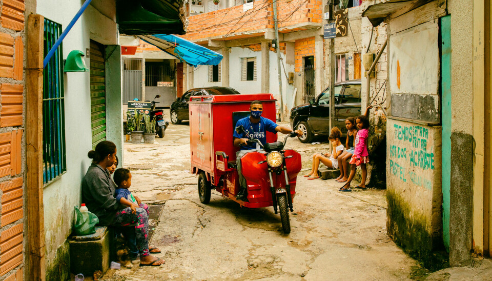 Douglas Santos kommer seg fram i de smale gatene med tuk-tuk. For ham er det en stor fordel å ha jobb i nærheten av sitt eget hjem.