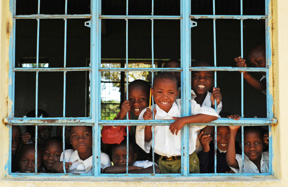 Skolebarn i Mwanza, Tanzania. Det østafrikanske landet mottar totalt mindre norsk bistand enn for noen år siden, ifølge bistandsresultater.no. I 2010 ga Norge 749 millioner kroner til Tanzania, mens det i 2021 ble gitt 393 millioner – blant annet til utdanning. Foto: Anthony Asael / NTB