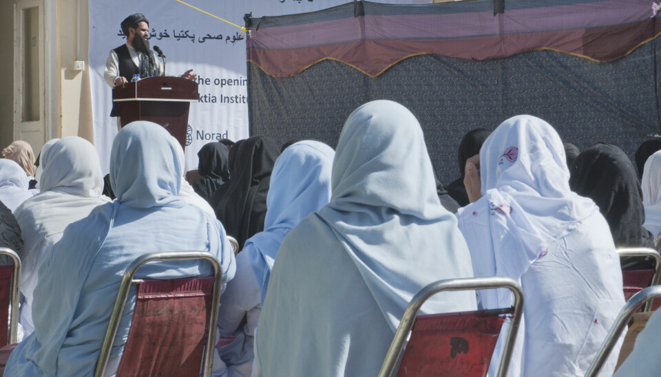 I går kom beskjeden om at Taliban-regjeringen i Afghanistan forbyr kvinner å studere på landets universiteter. Afghanistankomiteen samarbeider med en rekke universiteter, høyskoler, og helsefagskoler og landdirektør Terje Watterdal forteller at de foreløpig har fått beskjed om å fortsette som før. Bildet er fra en av de helsefaglige utdannelsene organisasjonen støtter i Paktia-provinsen. Foto: Ken Opprann