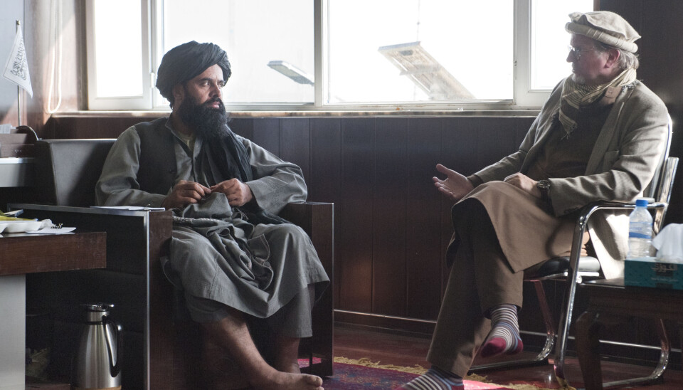 Taliban har gitt orde om at kvinnelige hjelpearbeidere ikke får møte på jobb. Terje Watterdal, landdirektør i Afghanistankomiteen sier beslutningen er svært skadelig, men mener samtidig det blir viktig å samarbeide med afghanere som er uenige i beslutningen. Bildet er fra mars i år og viser Watterdal ( til høyre) i diskusjon med Talibans guvernør i Paktia-provinsen, Mohammad Ali Jan. Taliban har gitt orde om at kvinnelige hjelpearbeidere ikke får møte på jobb. Terje Watterdal, landdirektør i Afghanistankomiteen sier beslutningen er svært skadelig, men mener samtidig det blir viktig å samarbeide med afghanere som er uenige i beslutningen. Bildet er fra mars i år og viser Watterdal ( til høyre) i diskusjon med Talibans guvernør i Paktia-provinsen, Mohammad Ali Jan.