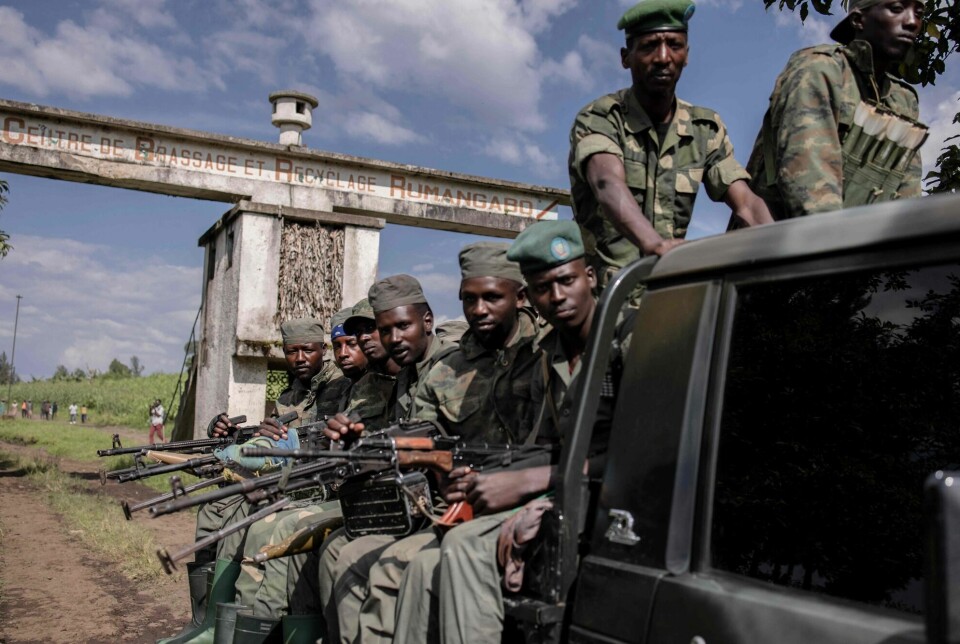 Væpnede menn fra militsgruppa M23 forlater DR Kongos viktige militærforlegning Rumangabo, noen mil nord for provinshovedstaden Goma, etter press fra flere land i regionen, 6. januar i år. Foto: Guerchom Ndebo / AFP / NTB