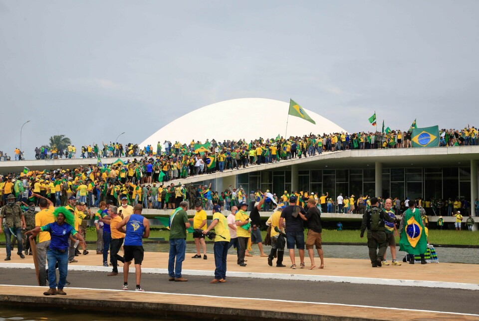 Tusenvis av ekspresident Jair Bolsonaros tilhengere invaderte Brasils kongress, samt presidentpalasset og høyesterett, i hovedstaden Brasilia 8. januar. Foto: Sergio Lima / AFP / NTB