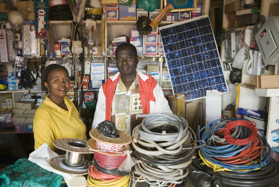 Ekteparet Tinkasimire selger solcellepaneler i butikken sin i Masindi, Uganda. Afrikanske land, som Uganda, har et stort solenergi-potensiale, mener Terje Osmundsen. Foto: Rolf Schulten / ImageBroker / NTB
