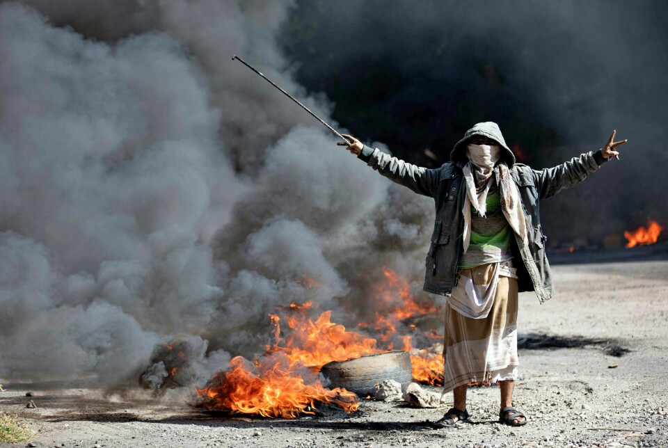 Frontene i Jemen har stort sett vært fastlåste de siste årene. Våpenhvilen mellom houthiopprørerne og den saudiledede koalisjonen brøt sammen i oktober, men det forhandles nå om en ny avtale. Bildet er fra en demonstrasjon mot den saudistøttede koalisjonsregjeringen og forverrede levekår i Taez i september 2021. Foto: Ahmad Al-Basha / AFP / NTB