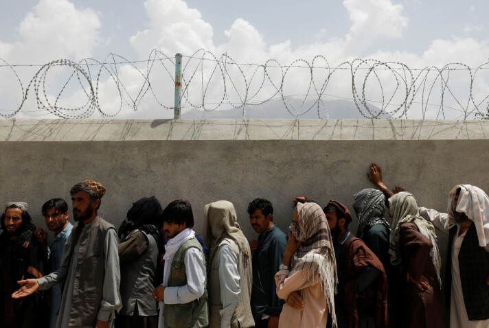 Internt fordrevne afghanske menn sto i kø for å motta kontantbistand fra FN i Kabul, juli 2022. Foto: Ali Khara / Reuters / NTB