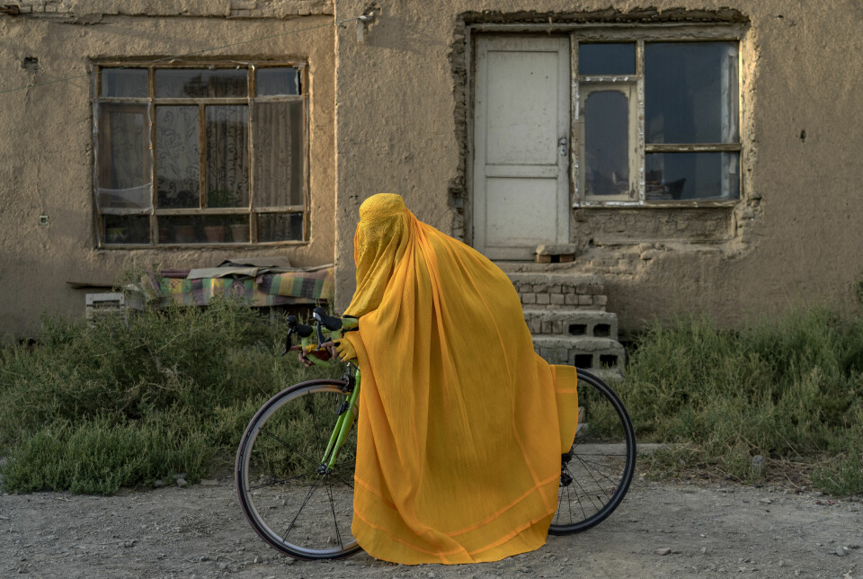 Kvinner i Kabul drev også med sykkelsport før Taliban la ned forbud mot at kvinner kan drive med idrett. Foto: Ebrahim Noroozi / AP / NTB