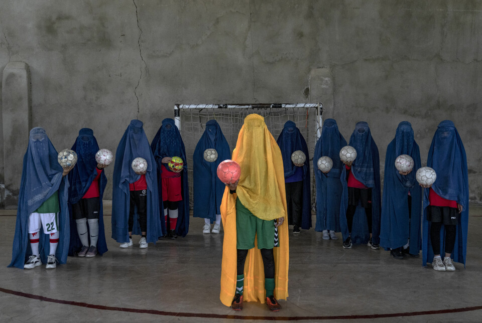 Kvinner kan ikke lenger spille fotball i Afghanistan. Det er et stort tap for mange. Bildet ble tatt i september. Fra desember har all kvinneidrett vært forbudt. Foto: Ebrahim Noroozi / AP / NTB