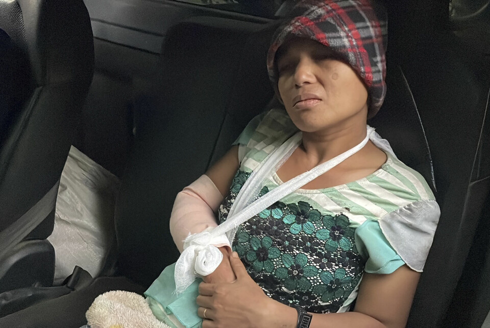 De militære makthaverne fører nå en nådeløs krig mot væpnede motstandsgrupper i Myanmar. Denne kvinnen ble såret etter et flyangrep i delstaten Karen tidligere i måneden. Foto: Free Burma Rangers / AP / NTB
