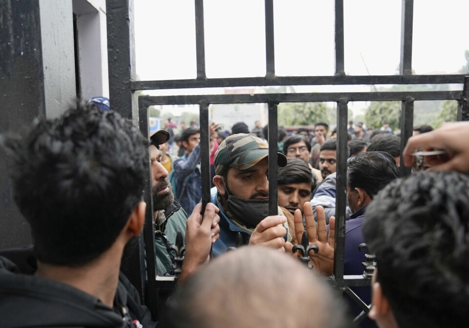 Politiet forsøkja å roe ned dei som skulle delteke i protesten utanfor Jamia Millia Islamia-universitetet i dag, 25. januar. Protesten var planlagt mot den påståtte interneringa av studentar som organiserte visning av BBC sin nye dokumentar, som India no har forbydd spreiing av. Foto: Manish Swarup / AP / NTB