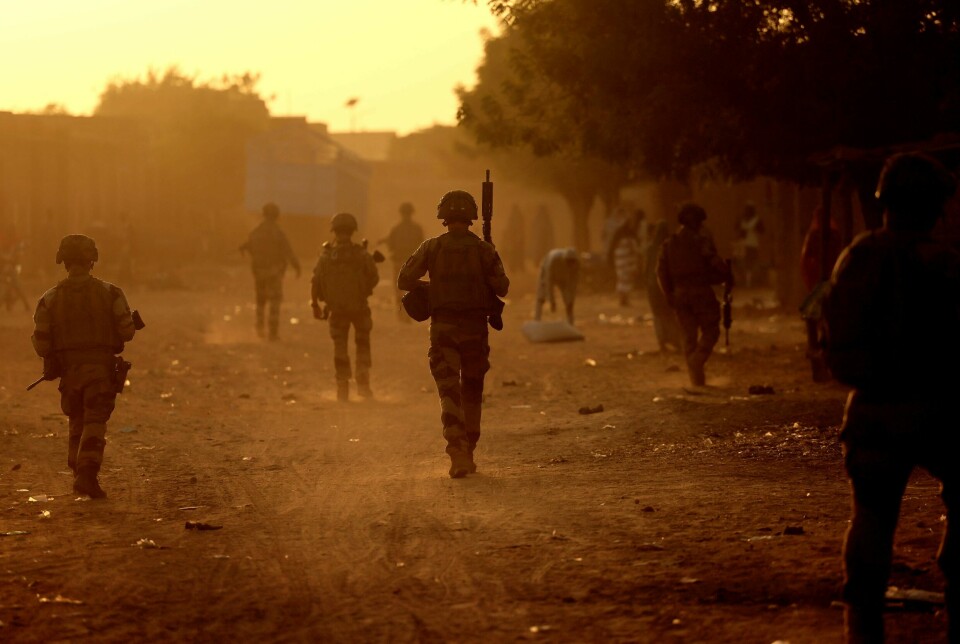 De hovedsakelig franske Barkhane-styrkene, som opererte i Mali fra 2013 til august i fjor, er i praksis blitt erstattet med 1200 Wagner-soldater. Sistnevnte sliter med å fylle vakuumet, skriver Tor A. Benjaminsen. Her patruljerer franske soldater gatene i Gao, desember 2021. Foto: Thomas Coex / AFP / NTB
