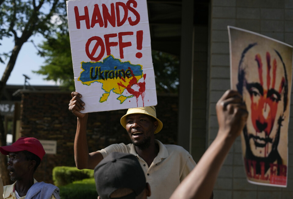En gruppe demonstranter møtte opp utenfor det sørafrikanske utenriksdepartementet for å vise sin støtte til Ukraina da Russlands utenriksminister Sergej Lavrov besøkte landet forrige uke. Foto: Themba Hadebe / AP / NTB
