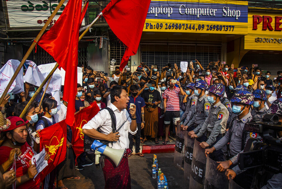 Yangon, 6. februar 2021: Etter vel ti år med reformer tok militæret igjen makten i et kupp 1. februar 2021. De første ukene kunne bankansatte, studenter og sykepleiere relativt fredelig demonstrere mot kuppmakerne. Men etterhvert ble protestene møtt med ekstremt grov vold. Ifølge FNs uavhengige etterforskningsmekanisme for Myanmar, foreligger groteske bevis for at juntaen er skyldig i Forbrytelser mot menneskeheten. Foto: Phoe Lone