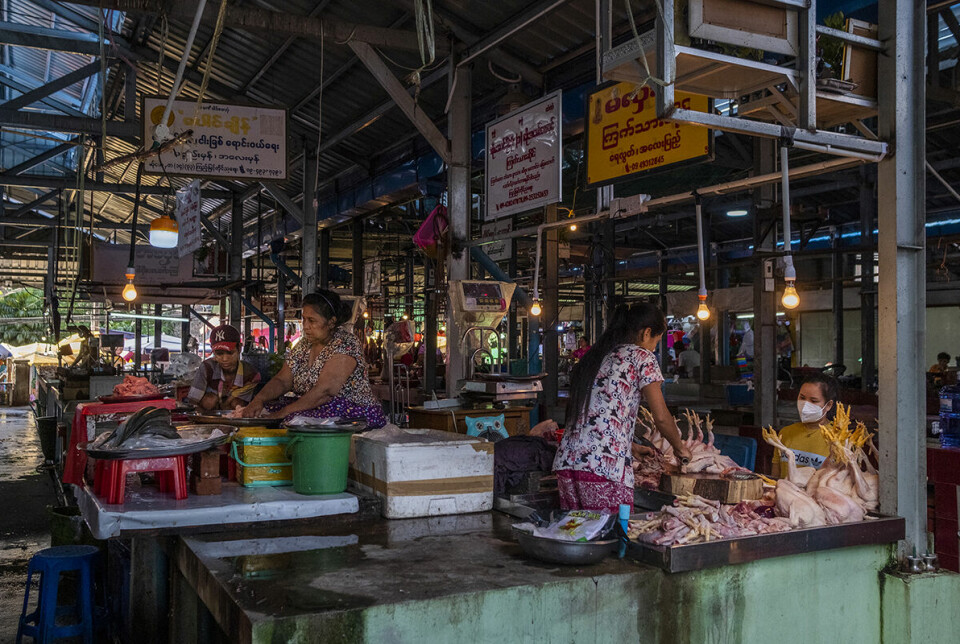 Yangon, 3. mai 2021: Før kuppet hadde Myanmar en av Sør-Øst-Asias raskest voksende økonomier. Men drastisk redusert samhandling med omverdenen, inflasjon og svekkelse av valutaen kyat, har bidratt til en økonomi i krise. Allerede da Bistandsaktuelt besøkte det største matmarkedet i Yangon-bydelen Kyamyindaing tre måneder etter kuppet, fortalte folk om økende matpriser. FN anslår nå at nesten halve befolkningen lever i fattigdom. Foto: Phoe Lone