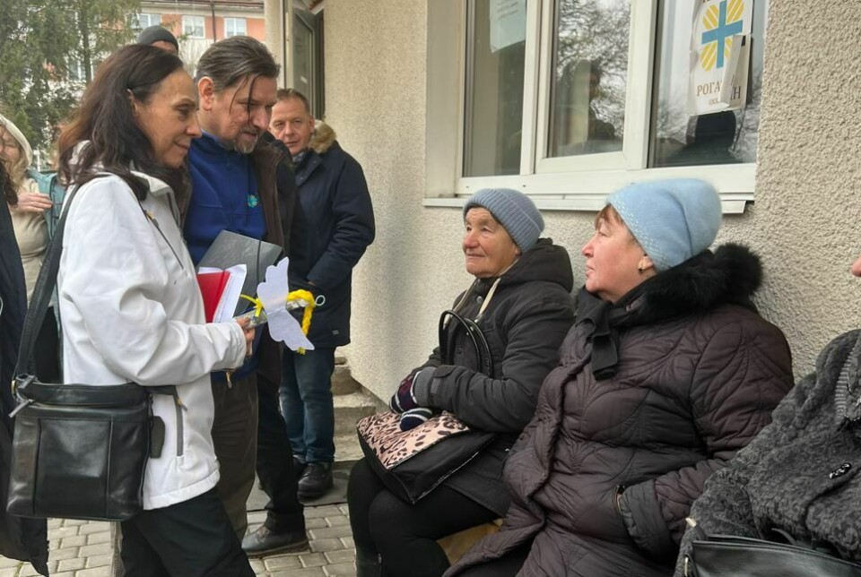 I kulden utenfor et hjelpesenter i byen Bushtyn fortalte ukrainske Vira Horyistova (til høyre) Caritas-sjef Martha Rubiano Skretteberg og lokalansatt Hryhoriy Seleshchuk om prekære forhold for landets sårbare eldre.  Foto: Caritas
