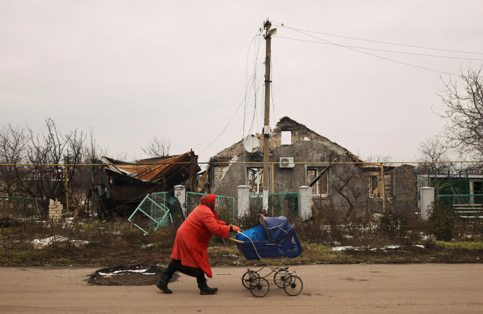 – De fleste hjelpeaktivitetene er konsentrert om store byer, sier Caritas Norge-sjef Martha Rubiano Skretteberg. Her bruker en 78 år gammel kvinne en barnevogn til å frakte mat hun har fått fra frivillige i en landsby i nærheten av Kherson, 31. januar i år. Foto: Nachi Doce / Reuters / NTB