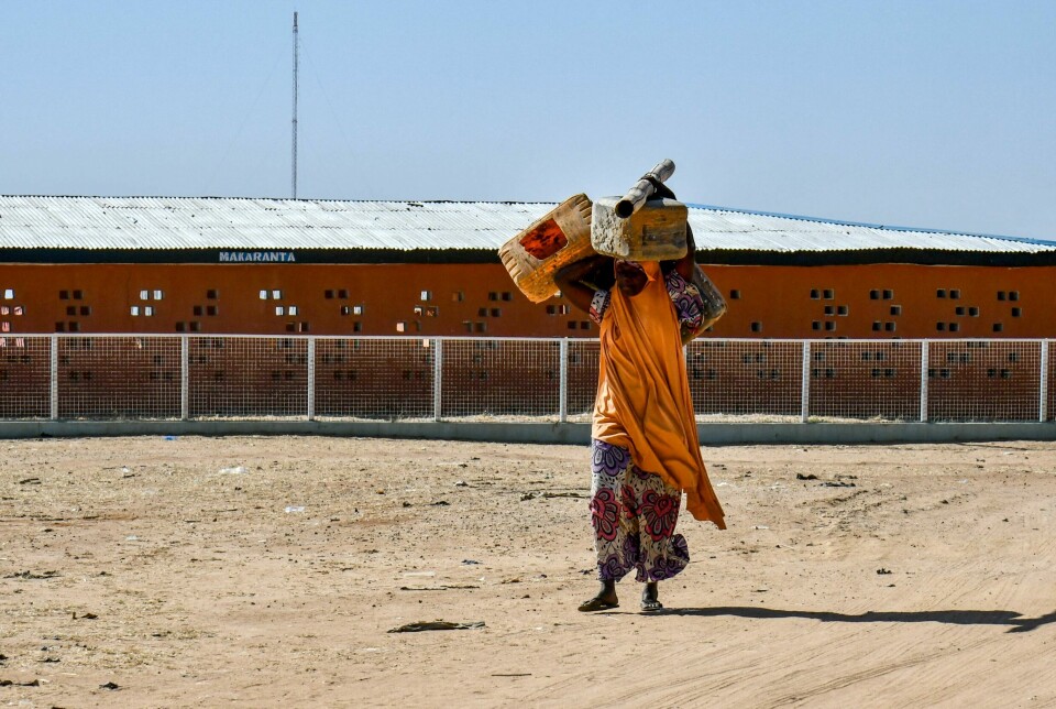 I et nytt pilotprosjekt i Borno-staten i Nigeria skal tennbriketter laget av avføring blant annet minimere risikoen for at kvinner og jenter blir utsatt for vold og overgrep, ifølge Kirkens Nødhjelp. Bildet er tatt i en leir for internt fordrevne i Borno i november 2021. Foto: Audu Marte / AFP / NTB
