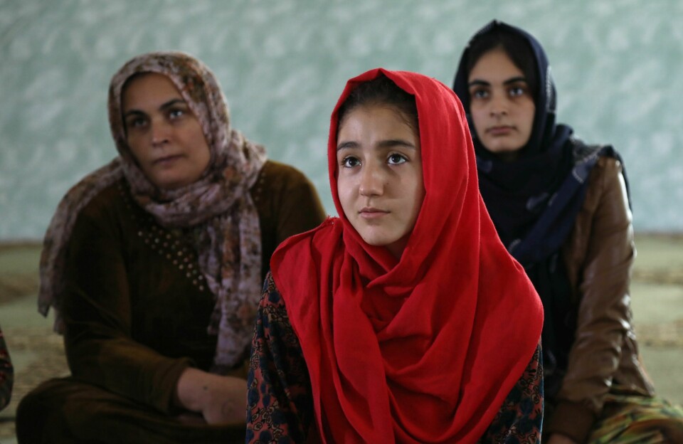 Folk lyttet da aktivisten Kurdistan Rasul snakket om hvor skadelig kjønnslemlestelse er i Sharboty Saghira, Irak, i 2018. – Vi lever i en kriserammet verden, og det haster å få på plass en plan med tydelige mål og tilstrekkelig midler til å avskaffe kjønnslemlestelse av kvinner, mener seks bistandsledere bak innlegget. Foto: Safin Hamed / AFP / NTB