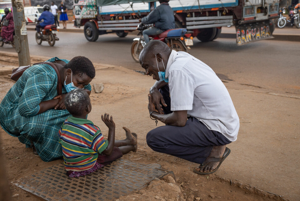Amos Lochebo og Mary Asumpta jobber for å få barn bort fra gata og til et dagsenter i Katwe-området i Kampala, Uganda. Kirken er en av de lokale aktørene som hjelper gatebarn i det fattige området.  Foto: Sofi Lundin