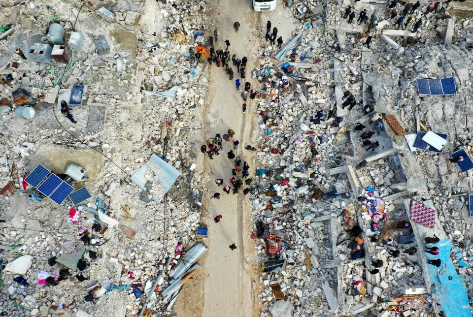 Innbyggere leter etter overlevende blant ruinene av kollapsede bygninger i landsbyen Besnia i den opprørskontrollerte Idlib-provinsen nordvest i Syria. Flere nabolag er jevnet med jorden i Nord-Syria og Sør-Tyrkia. Foto: Omar Haj Kadour / AFP / NTB