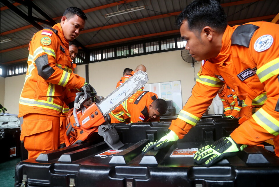 En redningspatrulje fra Indonesias nasjonale søk- og redningsbyrå pakker utstyr og gjør seg klare for å reise til Tyrkia for å bistå jordskjelvofrene. Foto: Bagus Indahono / EPA / NTB