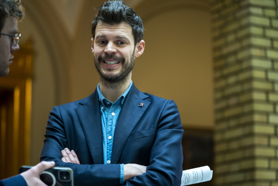 Rødts partileder Bjørnar Moxnes forklarer hvorfor partiet ikke er en del av det store flertallet på Stortinget som har underskrevet avtalen om Ukraina-programmet i Stortinget. Foto: Terje Pedersen / NTB