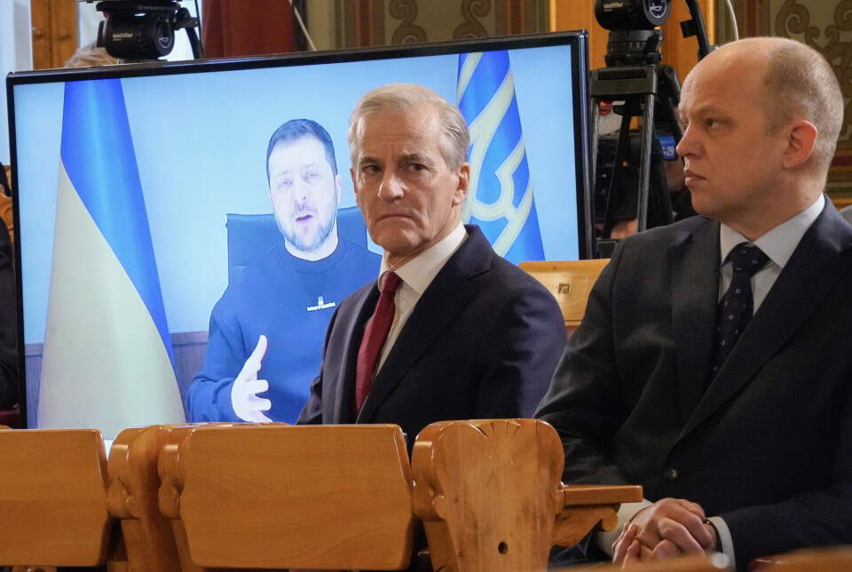 Med Ukrainas president Volodymyr Zelenskyj digitalt til stede presenterte statsminister Jonas Gahr Støre (Ap) og finansminister Trygve Slagsvold Vedum (Sp) i dag avtalen om det nye flerårige Nansen-programmet for Ukraina. Det er ventet at programmet vil prege norsk bistand i mange år framover. Foto: Terje Pedersen / NTB