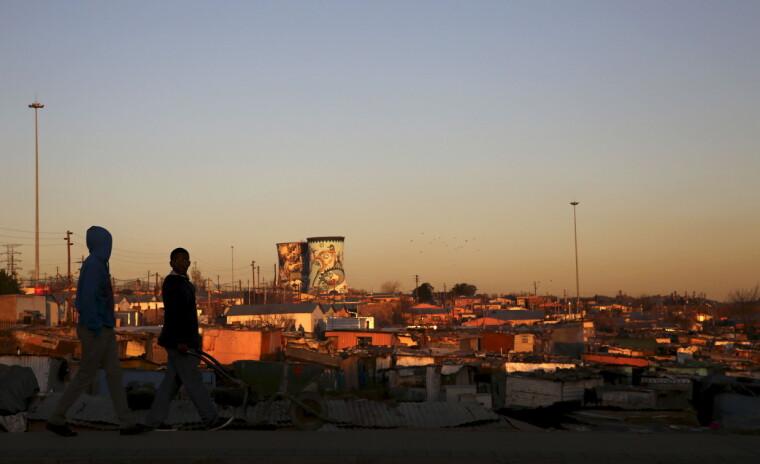 En uformell bosetting i Soweto, nær Johannesburg. De store økonomiske forskjellene i Sør-Afrika er én av grunnene til at fattige ofte forblir fattige til tross for kontantoverføringer, mener Kjersti Lie Holtar. Foto: Siphiwe Sibeko / Reuters / NTB