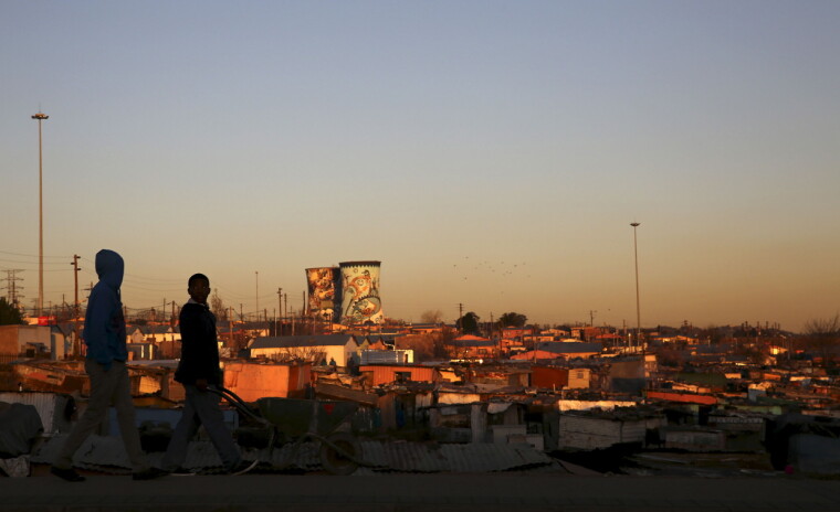 En uformell bosetting i Soweto, nær Johannesburg. De store økonomiske forskjellene i Sør-Afrika er én av grunnene til at fattige ofte forblir fattige til tross for kontantoverføringer, mener Kjersti Lie Holtar. Foto: Siphiwe Sibeko / Reuters / NTB En uformell bosetting i Soweto, nær Johannesburg. De store økonomiske forskjellene i Sør-Afrika er én av grunnene til at fattige ofte forblir fattige til tross for kontantoverføringer, mener Kjersti Lie Holtar. Foto: Siphiwe Sibeko / Reuters / NTB