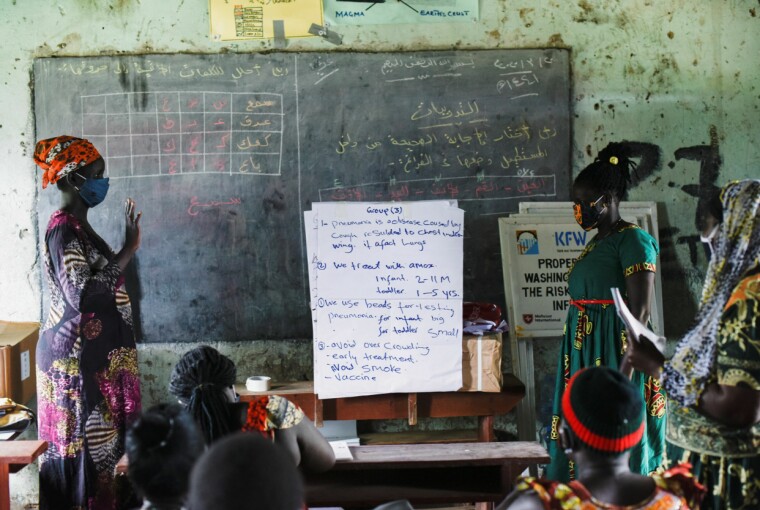 Helsearbeidere fikk undervisning om koronatiltak fra den lokale organisasjonen Health Link South Sudan i Juba 2020. Foto: Charles Atiki Lomodong / AP / NTB
