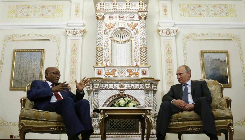 Sør-Afrikas tidligere president Jacob Zuma og Russlands president Vladimir Putin skal ha blitt enig om bygging av russiske atomkraftverk i Sør-Afrika. Den avtalen er blitt skrotet. Foto: Reuters /NTB