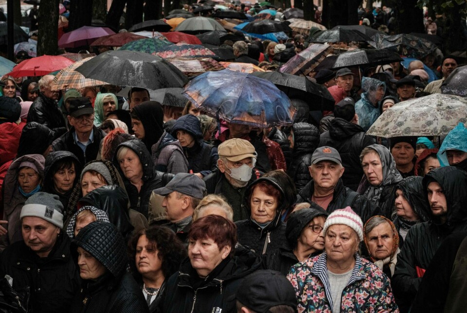 Mennesker i matkø for å vente på mat som blir distribuert av den katolske hjelpeorganisasjonen Caritas i Kharkiv 27. september 2022. Foto: Yasuyoshi CHIBA / AFP / NTB