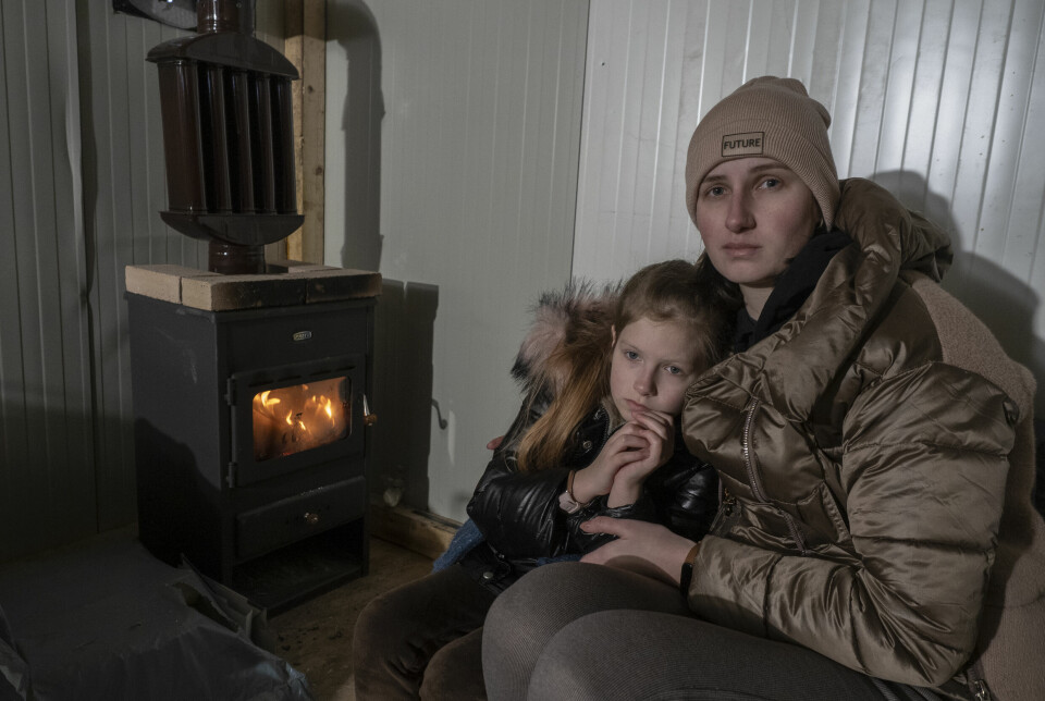 Rundt åtte millioner ukrainere har flyktet fra hjemlandet, og mange sliter både økonomiske og psykisk. – Vi vil hjem. Jeg sliter virkelig med å fatte at vi har måttet flykte på grunn av en krig i det 21. århundre, sier Vicktoria, som har reist til Romania med datteren Sonia (8). Foto: Ingrid Prestetun / NRC